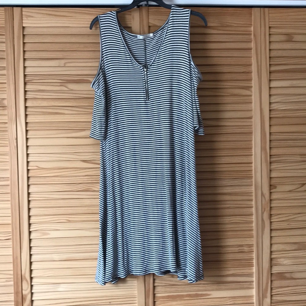 Cold-shoulder dress, 1X